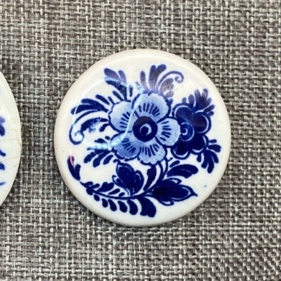 Vintage Delft Holland Brooch Set 1.5 & 1.25 In Floral Blue White Ceramic Signed - Picture 4 of 8